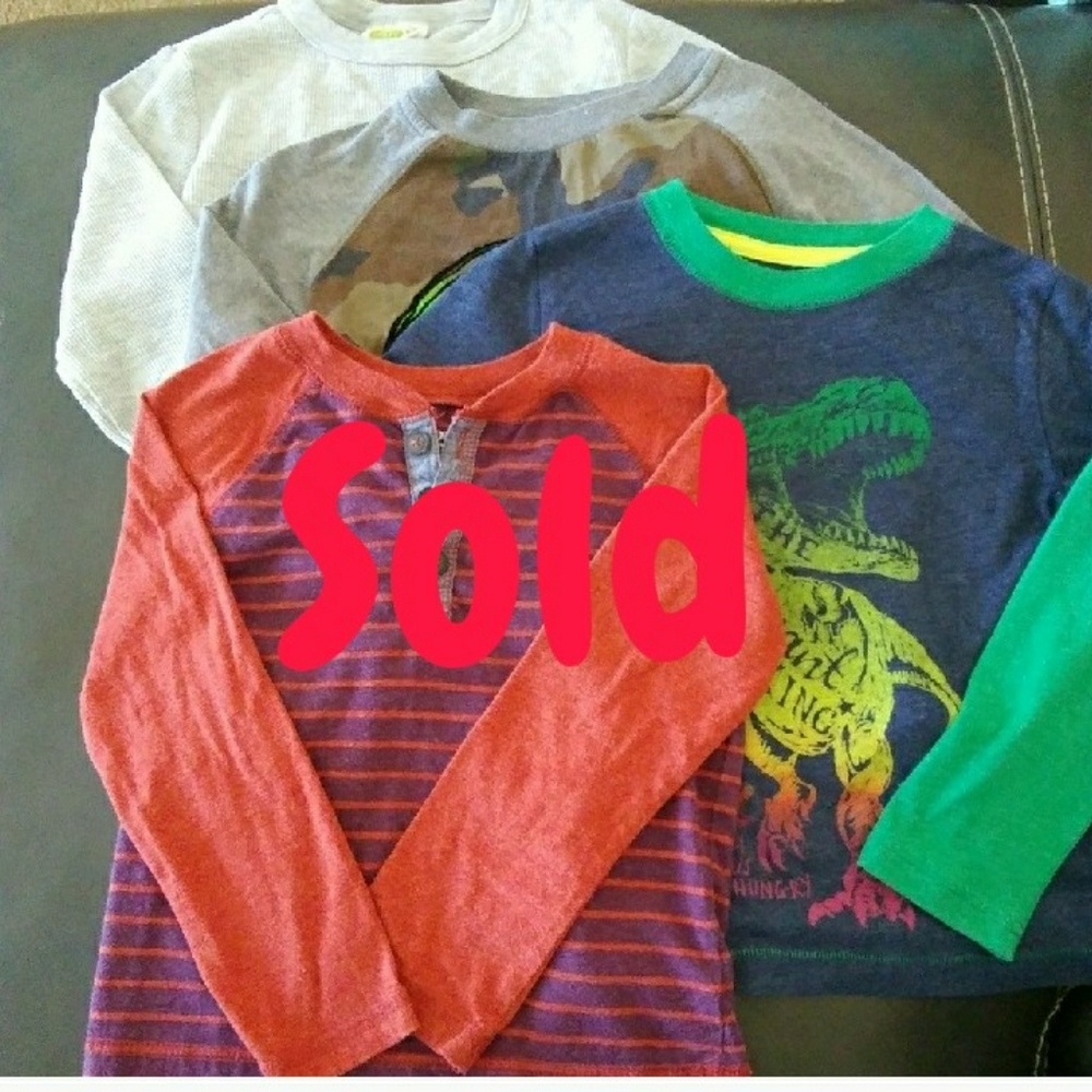🎃3 for $15🎃 Lot of 4 long sleeve t-shirts.